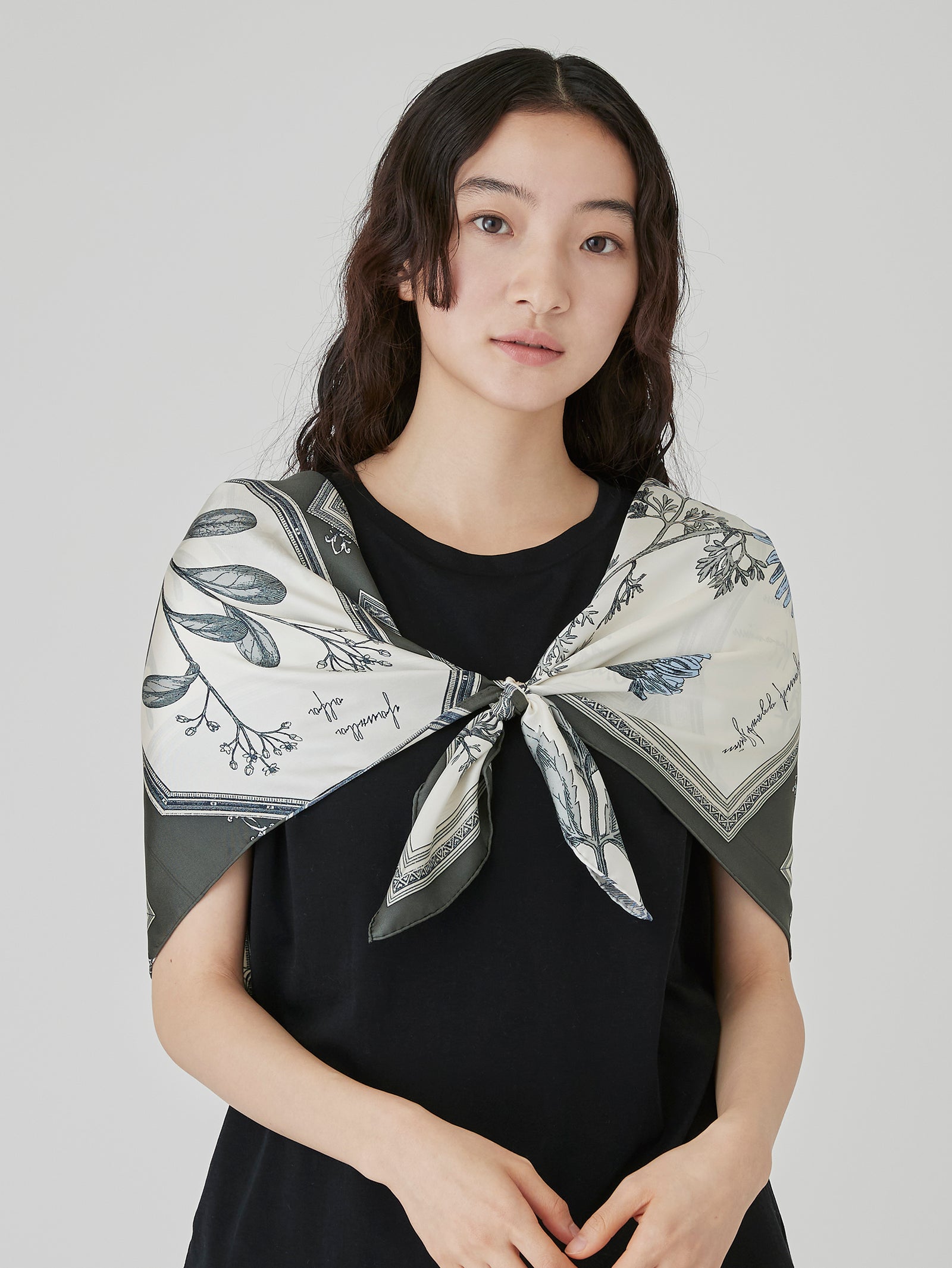 manipuri FLOWER シルクスカーフ　88 グレー manipuri FLOWER シルクスカーフ 88 グレー - メルカリ