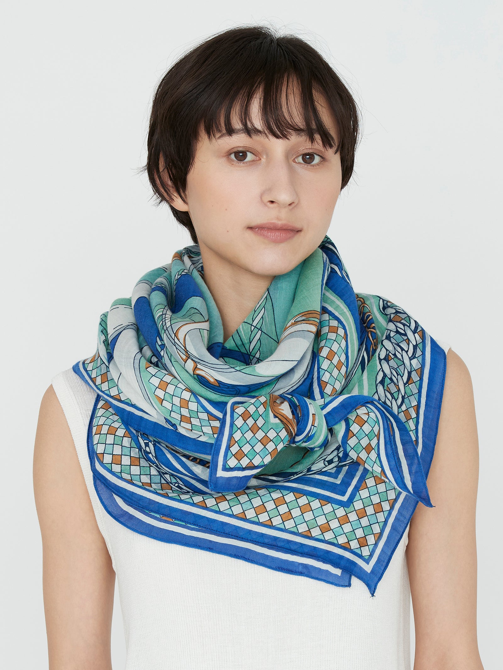 HERMES ライトブルー ホワイト ドット模様 大判シルクストール　保存袋付 HERMES ライトブルー ホワイト ドット模様 大判シルクストール 保存袋付