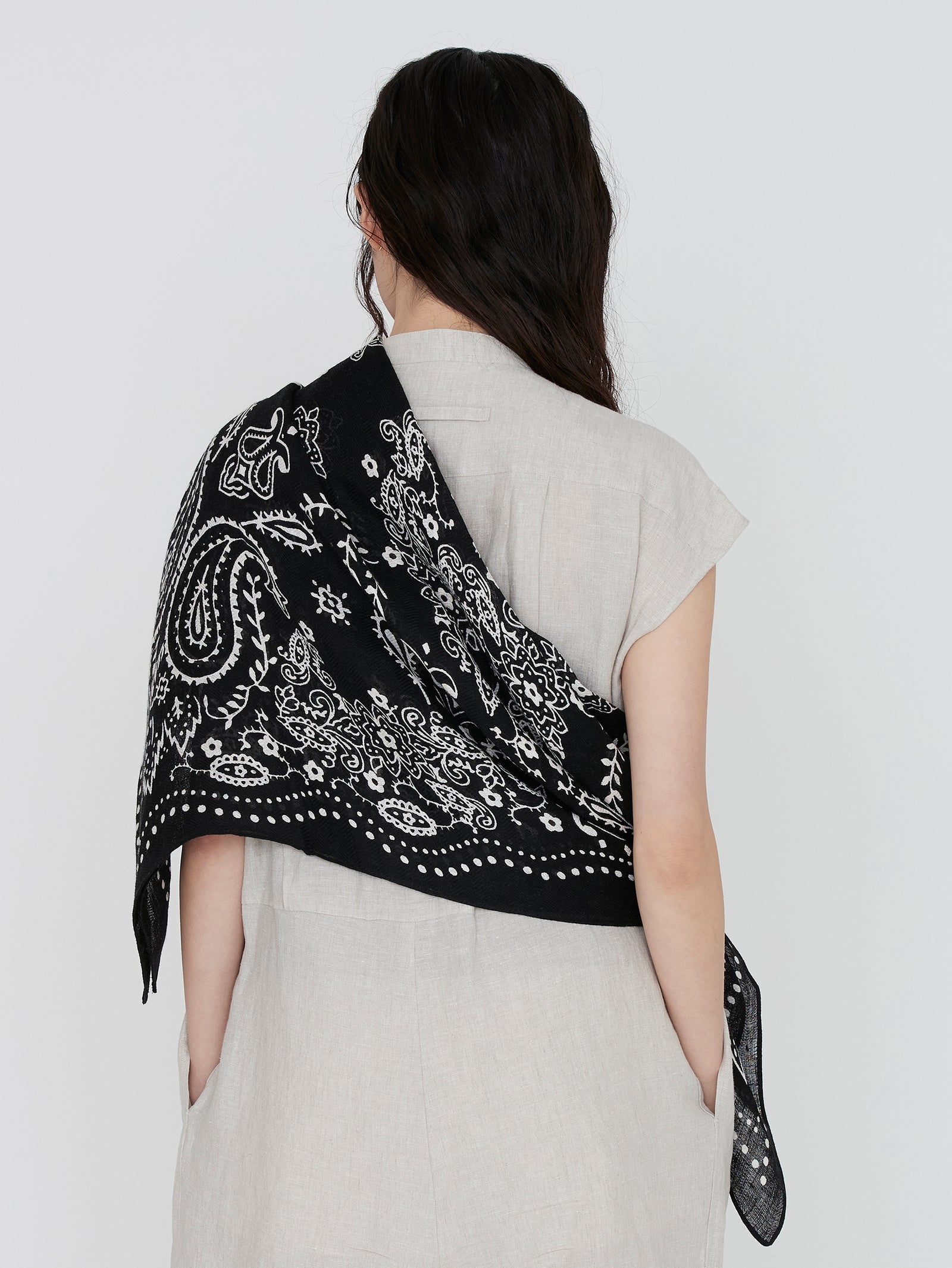 【新品】manipuri コットンシルクストール 120 カレイド バンダナ 黒 新品】manipuri コットンシルクストール 120 カレイド バンダナ 黒