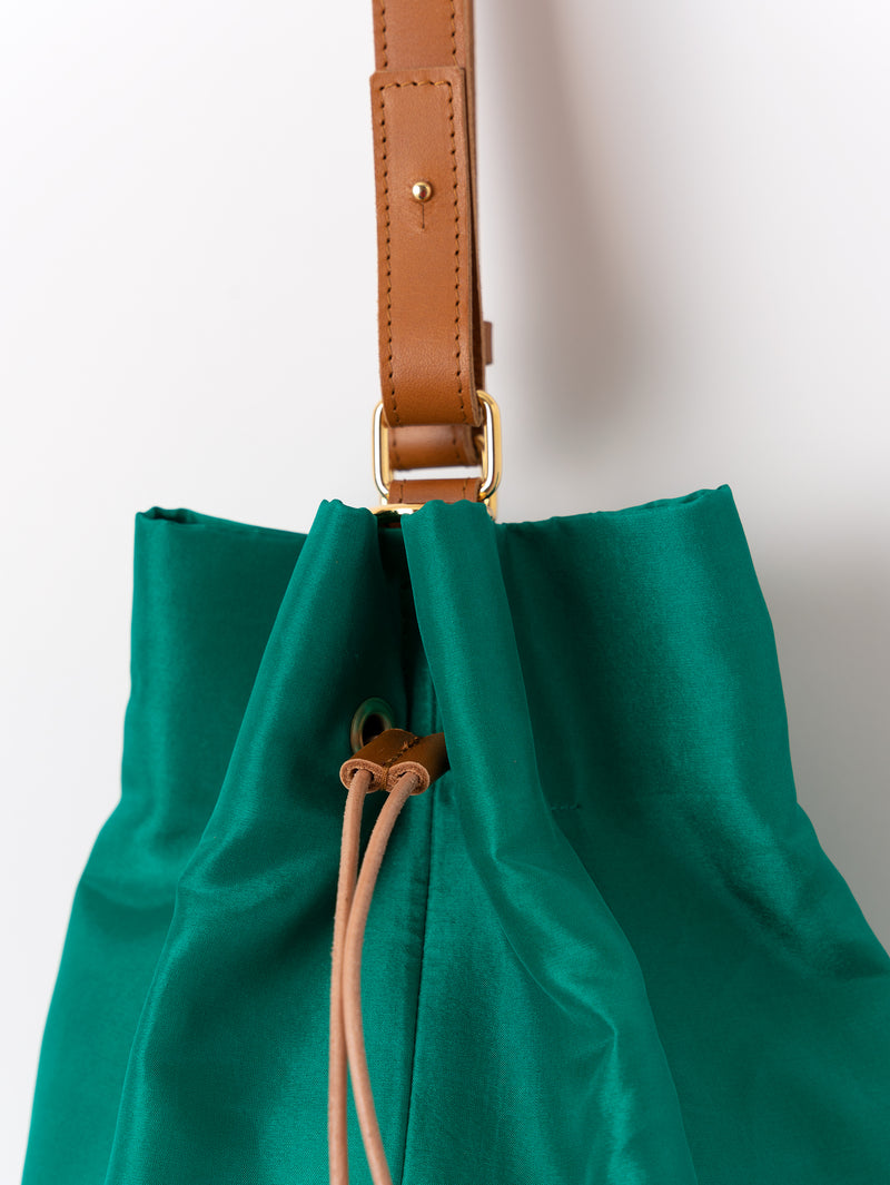 PLAIN SILK BUCKET BAG / GREEN