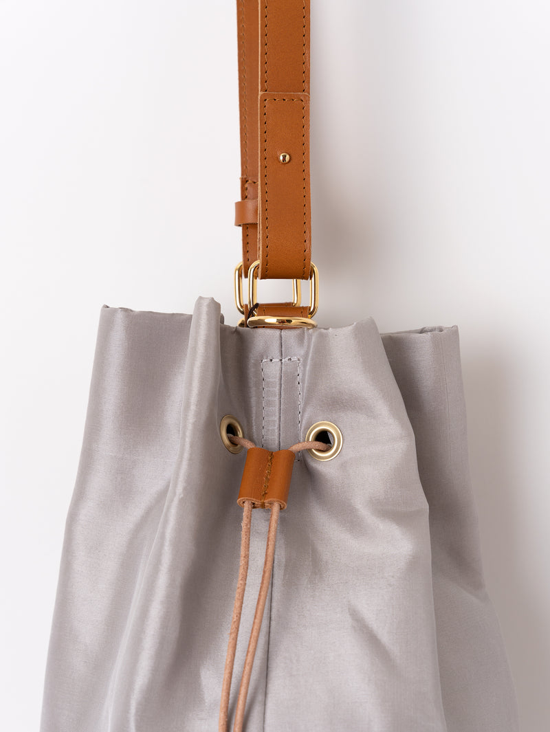 PLAIN SILK BUCKET BAG / GREY