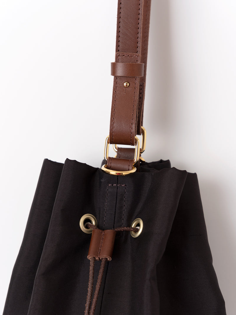 PLAIN SILK BUCKET BAG / BROWN