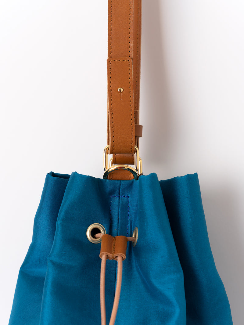 PLAIN SILK BUCKET BAG / BLUE