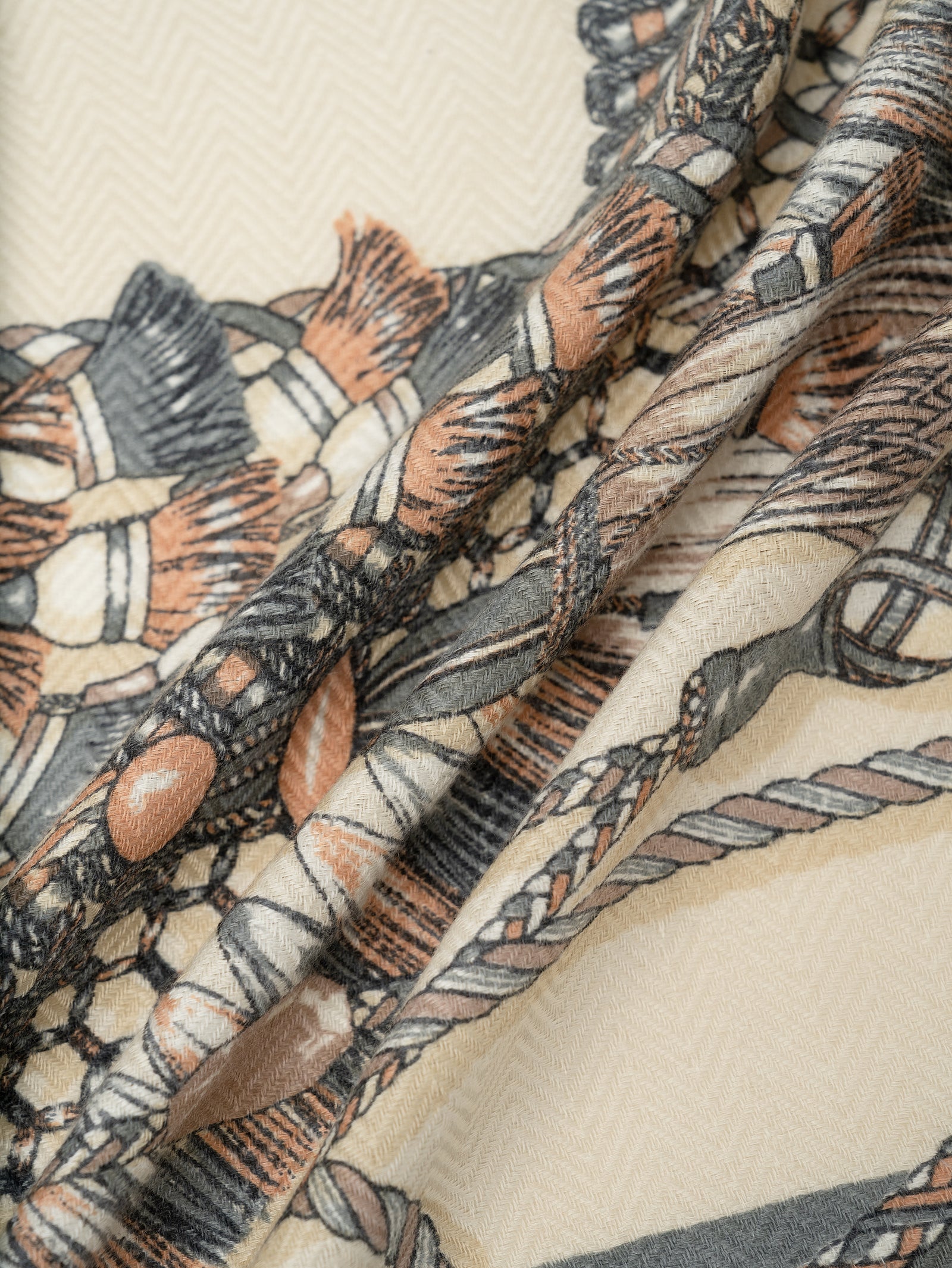 ウールシルクストールヘリンボーン織120＞ヴィヴァーチェタッセル