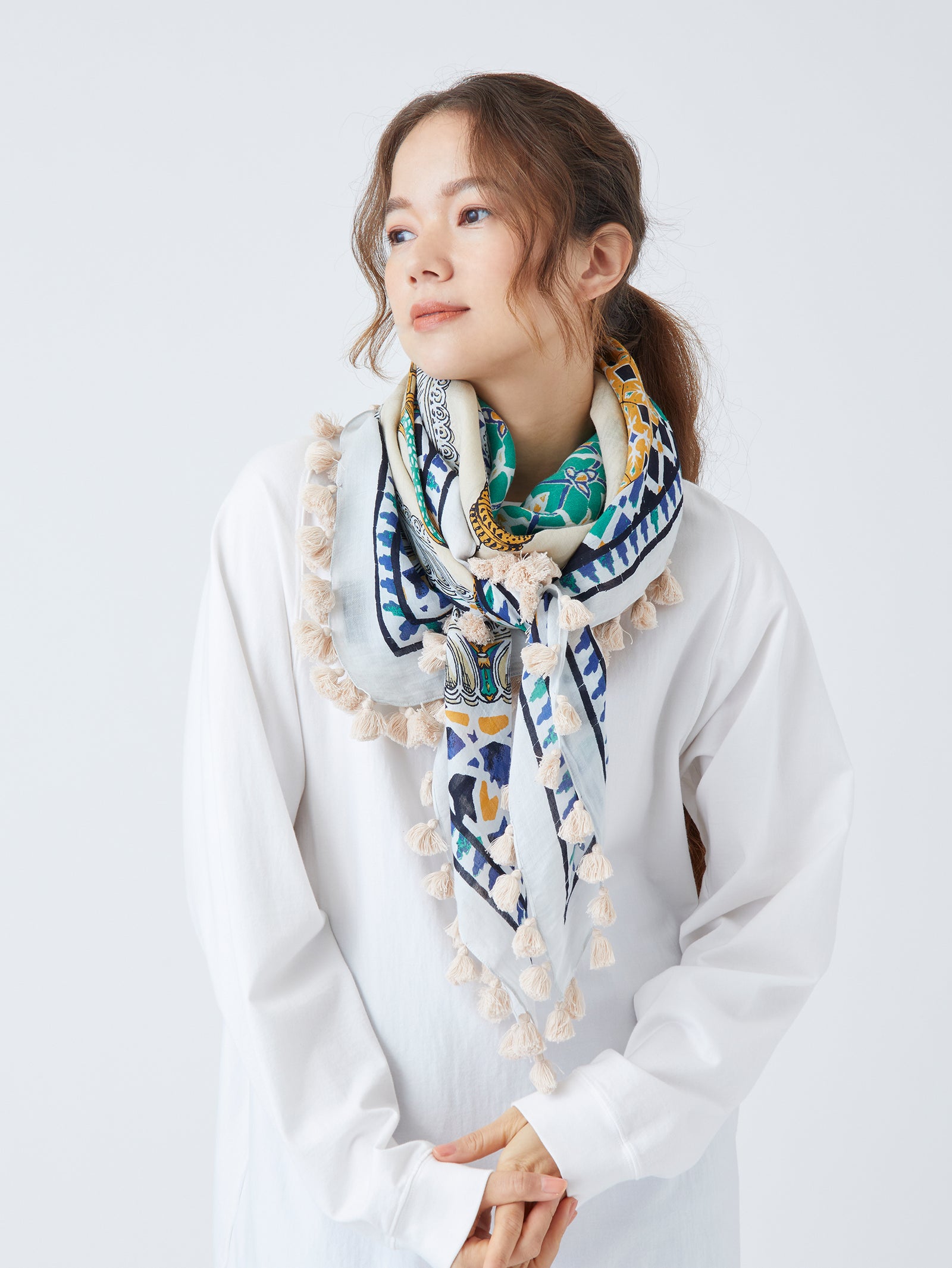 【未使用品】ポンポン盛りだくさんのストール 8761_1.jpg